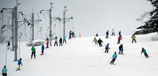 Sněhu i lyžařů přibývá (Hrabětice v Jizerských horách). 