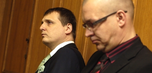 Vít Bárta (vlevo) a Jaroslav Škárka u soudu.