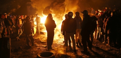 Demonstranti se ohřívají za barikádami. Radikálnější odpůrci vlády v noci pronikli do budovy ministerstva zemědělství.