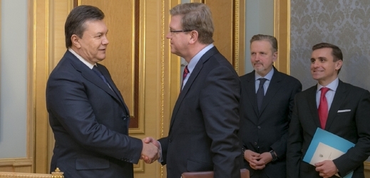 Ukrajinský premiér Janukovyč eurokomisař pro rozšiřování EU Štefan Füle. 
