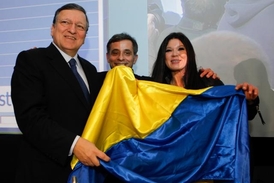 Šéf EK Manuel Barroso se v Bruselu setkal s ukrajinksou zpěvačkou a jedním z lídrů protestu v Kyjevě, Ruslanou Lyžyčkovou.