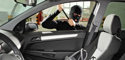 Pražská policie zaznamenala loni nárůst krádeží věcí z motorových vozidel a jejich součástek (ilustrační foto). 