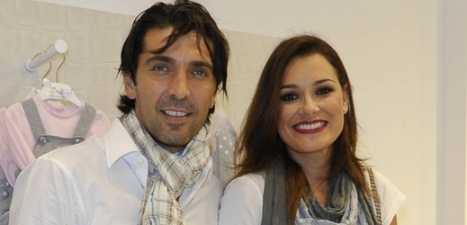 Alena Šeredová s Gigim Buffonem.