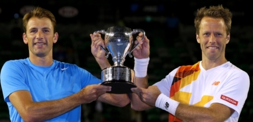 Vítězové Australian Open Lukasz Kubot (vlevo) a Robert Lindstedt.
