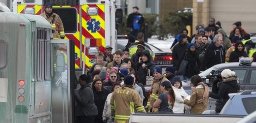 Při střelbě v nákupním centru ve městě Columbia v americkém státě Maryland zemřeli tři lidé.
