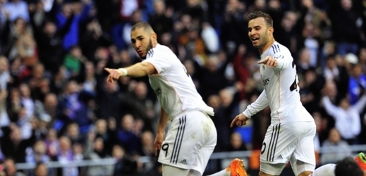 Útočník Realu Madrid Karim Benzema (vlevo) slaví svůj gól. 