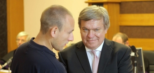 Jaroslav Barták (vpravo) u soudu.
