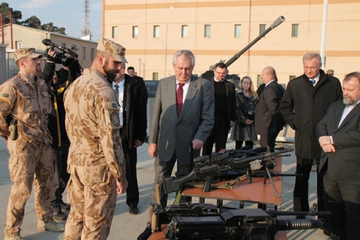 Miloš Zeman je vrchní velitel ozbrojených sil, na snímku si prohlíží bojovou techniku.