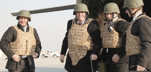 Miloš Zeman s přilbou a neprůstřelnou vestou na letišti v Afgánistánu.