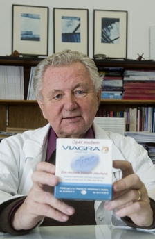 Podle emeritního ředitele pražského Sexuologického ústavu Jaroslava Zvěřiny viagra podstatně zjednodušila léčbu sexuálních poruch.