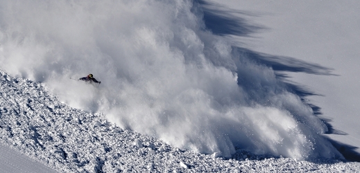 Snowboardista z Česka utrhl sněhovou masu při jízdě mimo sjezdovku (ilustrační foto).