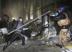 Dav lidí v noci na neděli zaútočil a obsadil budovu zabranou policisty.