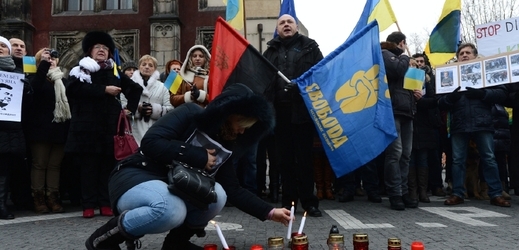 Více než 400 Ukrajinců a jejich sympatizantů se sešlo v Praze na Staroměstském náměstí.