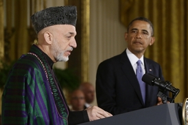 Propuštění vězňů je jedním ze sporných bodů mezi Kábulem a Washingtonem. Na snímku afghánský prezident Karzáí (vlevo) a jeho americký protějšek Barack Obama.