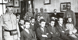 Gavrilo Princip (uprostřed v první řadě) u soudu.