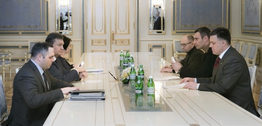 Jednání ukrajinského prezidenta Viktora Janukovyče (vlevo uprostřed) s opozicí.