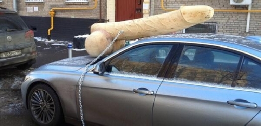 Ruského blogera čekalo ráno na jeho autě překvapení.