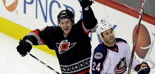 Hokejový útočník Jiří Tlustý se v pondělním utkání NHL podílel jednou asistencí na výhře Caroliny nad Columbusem 3:2 a bodoval ve čtvrtém z posledních pěti zápasů.