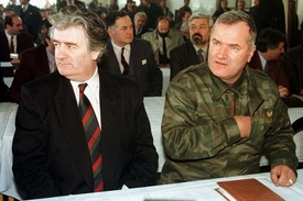 Mladić s Karadžičem (vlevo) na archivním snímku.