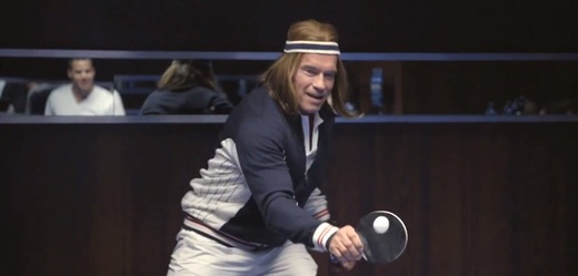Arnold hraje ping pong.
