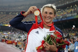 Barbora Špotáková s olympijským zlatem v Pekingu.