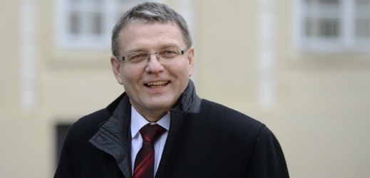 Lubomír Zaorálek (ČSSD) přichází na schůzku s prezidentem v dobré náladě.