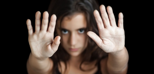Dívka se brání sexuálnímu násilníkovi (ilustrační foto).