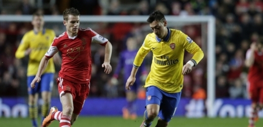Záložník Arsenalu Mesut Ozil (vpravo) uniká Lukeovi Shawovi ze Southamptonu.