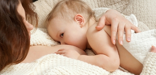 Radní ve Spojených arabských emirátech se domnívají, že každé dítě má právo být kojeno (ilustrační foto).