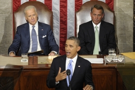 Reakce republikánského předsedy Sněmovny reprezentantů Jona Boehnera (vpravo nahoře) byla chladná. Vedle něj viceprezident a šéf Senátu Joe Biden.