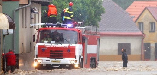 Asi pětina všech zákroků hasičů byla při povodních (ilustrační foto).