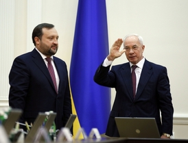 Vedení vlády převzal dosavadní vicepremiér Sergej Arbuzov (vlevo), neboť odstupující ministerský předseda Mykola Azarov odmítl prozatímní vládu řídit.