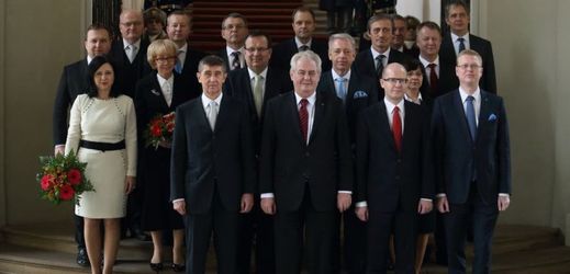 Nová vláda premiéra Bohuslava Sobotky, kterou na Hradě jmenoval prezident Miloš Zeman.
