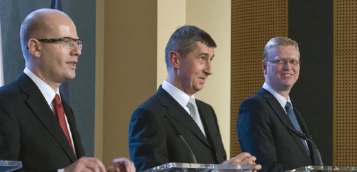 Premiér Bohuslav Sobotka, nový ministr financí Andrej Babiš a nový ministr pro vědu a inovace Pavel Bělobrádek.