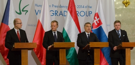 Na summitu V4 se sešli (zleva): český premiér Bohuslav Sobotka, polský premiér Donald Tusk, maďarský premiér Viktor Orban a slovenský premiér Robert Fico.