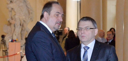 Bývalý a nový ministr zahraničních věcí - Jan Kohout a Lubomír Zaorálek.