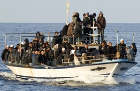Loď s africkými ilegály u břehů italské Lampedusy.