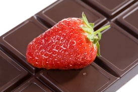 Jahody a čokoláda patří k těm potravinám, které do tkání uvolňují histamin způsobující svědění a pupínky (ilustrační foto).