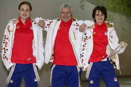Martina Sáblíková (vpravo) s trenérem Petrem Novákem a Karolínou Erbanovou.
