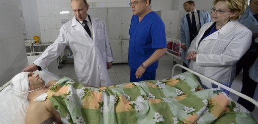 Ruský prezident Putin u zraněných při teroristických útocích z Volgogradu.