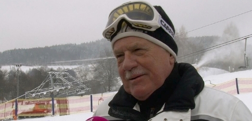 Vášnivý lyžař Václav Klaus mírní své opovržení snowboardy. Svah na Monínci brázdil bez ochranné helmy.