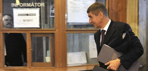 Andrej Babiš přichází k soudu v Bratislavě.