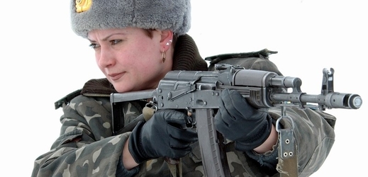 Ukrajinská vojačka s útočnou puškou AK-74 (ilustrační foto).