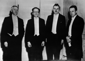 Laureáti Nobelovy ceny pro rok 1933, zleva: ruský spisovatel Ivan Alexejevič Bunin, anglický fyzik Paul A.M. Dirac, rakouský teoretický fyzik Erwin Schrödinger a německý teoretický fyzik Werner Heisenberg.
