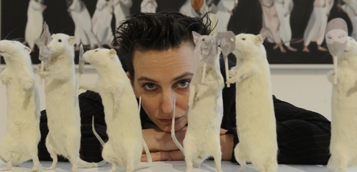 Deborah Senglová se svou "krysí" výstavou.