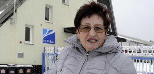 Starostka Hana Řebíková u budovy firmy NET4GAS.