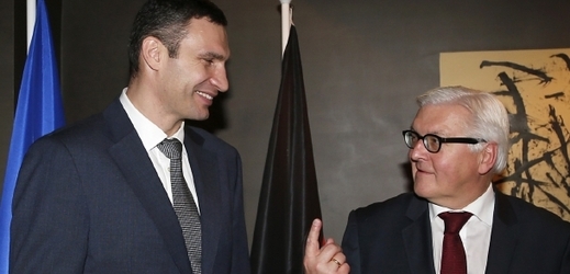 Ukrajinský opoziční předák Vitalij Kličko a německý ministr zahraničí Frank-Walter Steinmeier na mnichovské bezpečnostní konferenci.