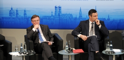 Ukrajinský ministr zahraničí Leonid Kožar (vlevo) a opoziční předák Vladimir Kličko.