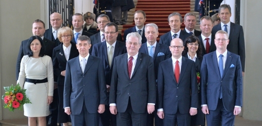 Ministři nové vlády Bohuslava Sobotky s prezidentem Milošem Zemanem.