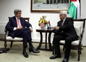 Americký ministr zahraničí Kerry (vlevo) a šéf palestinské samosprávy Abbás.